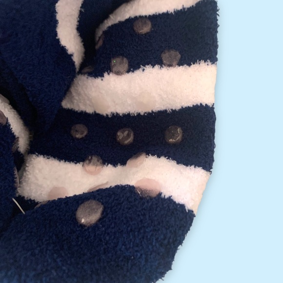 Disney Frozen Winter Olaf Stripe Cozy Grip Fuzzy Socks in Navy Blue, White (O/S) - Picture 4 of 4